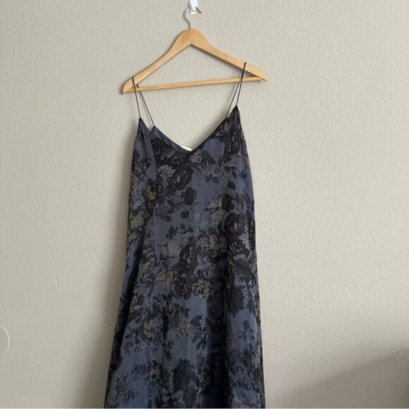 Elegant Black Floral Dress - Picture 5 of 13